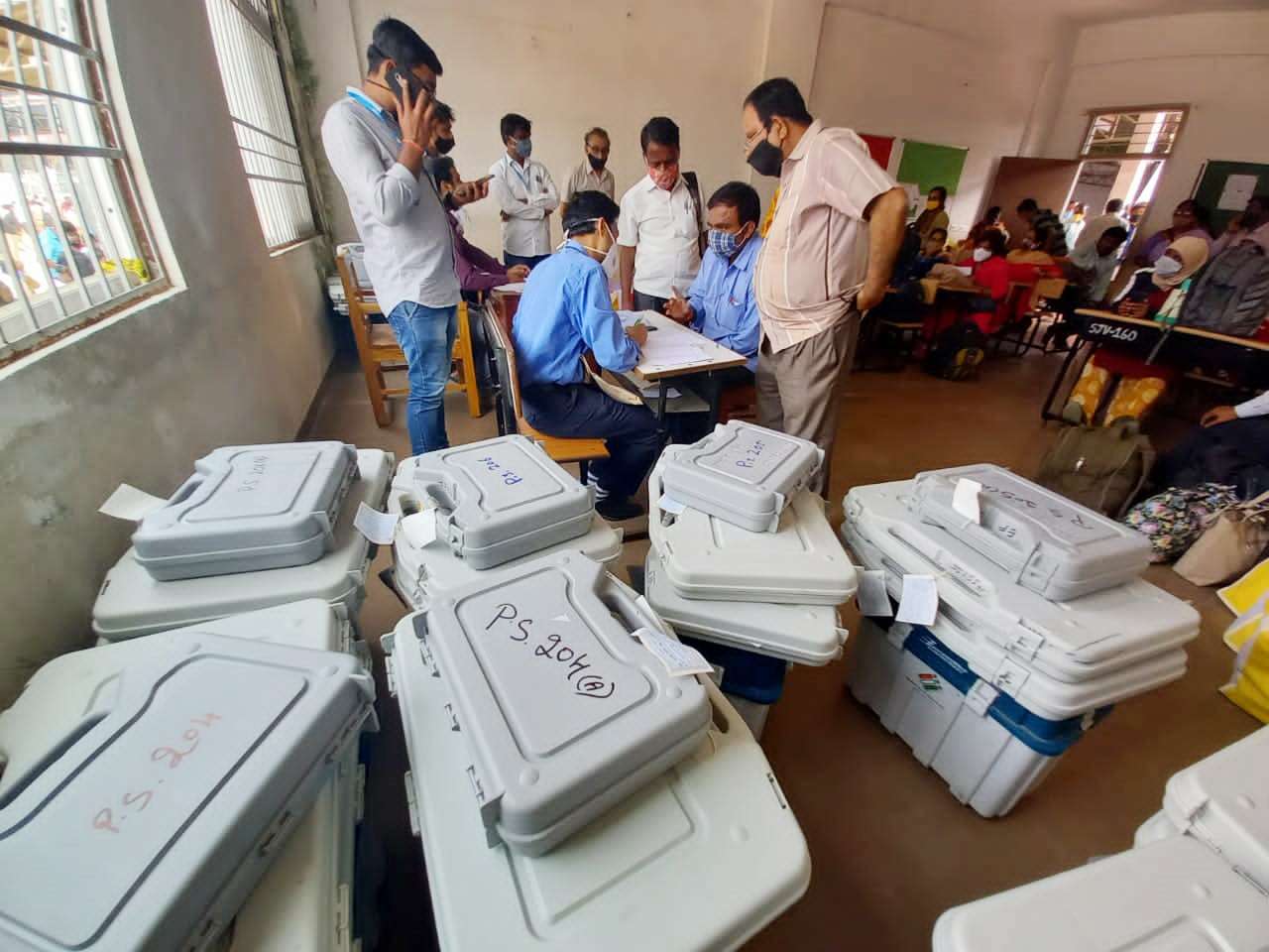 कर्नाटक विधानसभा उपचुनाव : दो क्षेत्रों में मतदान आज 3 evm_machines_03.jpg