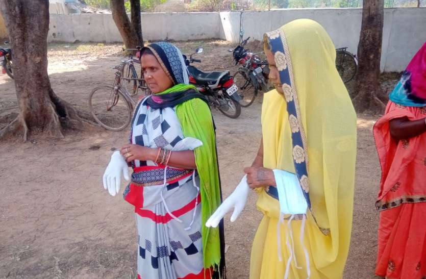 मरवाही उपचुनाव: पहली बार दिखे ऐसे नजारे, मास्क-ग्लब्स, सोशल डिस्टेंसिंग और सैनिटाइजर के साथ हो रही वोटिंग