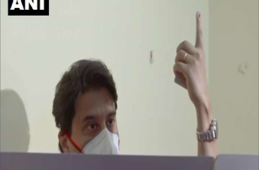 BJP leader Jyotiraditya Scindia voted in Gwalior ज्योतिरादित्य सिंधिया ने वोट डालते ही कही यह बात, एमपी की सभी 28 सीटों पर लहराएगा बीजेपी का परचम