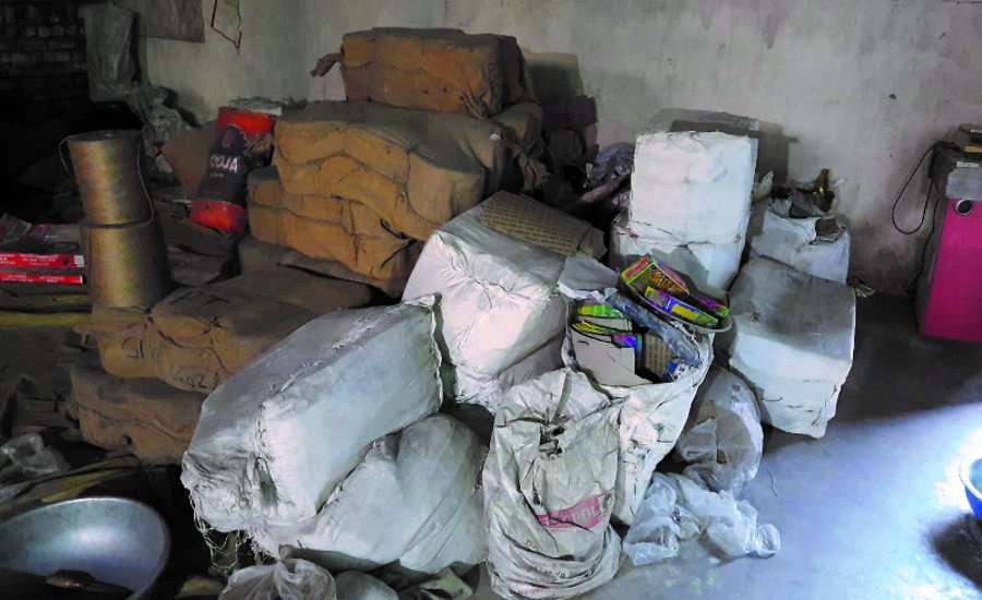 Patakha factory: huge explosive material seized from Patakha factory |  दीवाली से पहले अवैध पटाखा फैक्ट्री का भंडाफोड़, भारी मात्रा में विस्फोटक  सामग्री जब्त, संचालक ...