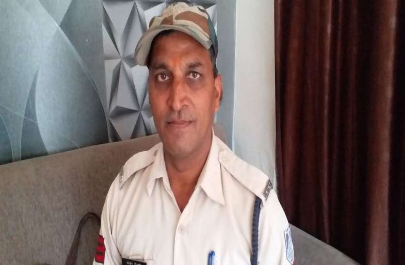 दमोह के प्रधान आरक्षक संतोष तिवारी कहलाते हैं मप्र पुलिस के जेम्सबॉन्ड, जानिए क्यों दमोह के प्रधान आरक्षक संतोष तिवारी कहलाते हैं मप्र पुलिस के जेम्सबॉन्ड, जानिए क्यों
