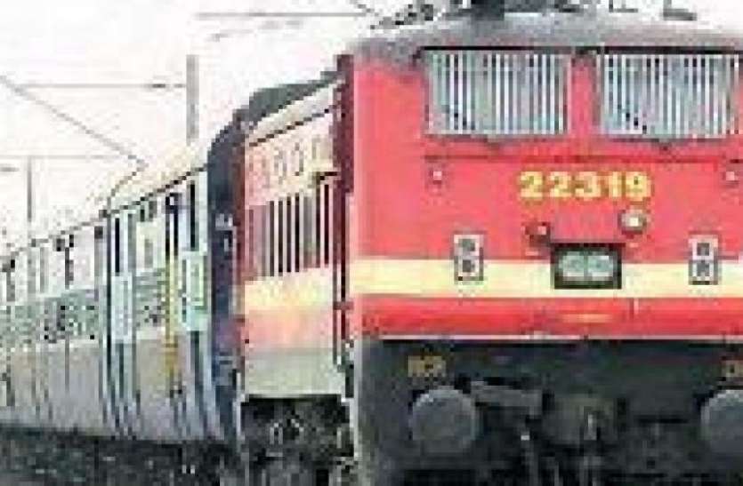 train.jpg पूजा स्पेशल ट्रेनों में कन्फर्म टिकट की मारामारी, 4 जोड़ी गाड़ियों में एक्स्ट्रा कोच
