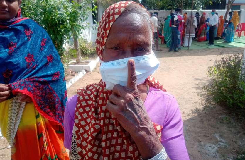 मरवाही उपचुनाव: पहली बार दिखे ऐसे नजारे, मास्क-ग्लब्स, सोशल डिस्टेंसिंग और सैनिटाइजर के साथ हो रही वोटिंग मरवाही उपचुनाव: पहली बार दिखे ऐसे नजारे, मास्क-ग्लब्स, सोशल डिस्टेंसिंग और सैनिटाइजर के साथ हो रही वोटिंग