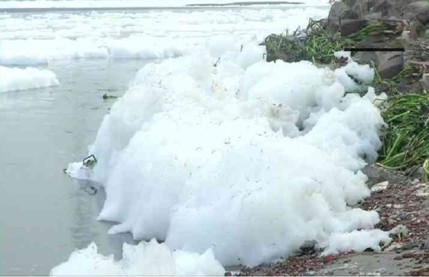 Delhi : Yamuna River Water Poisonous Near Kalindi Kunj, Thick Layer Of Foam  Visible - Delhi : कालिंदी कुंज के पास यमुना नदी का पानी हुआ जहरीला, झाग की  दिखी मोटी परत | Patrika News