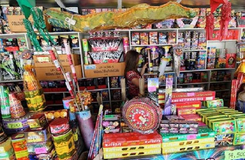पटाखा की दुकान (फाइल फोटो) तेज हुई दीपावली की तैयारी, प्रशासन भी जुटा खुशियां लुटाने में