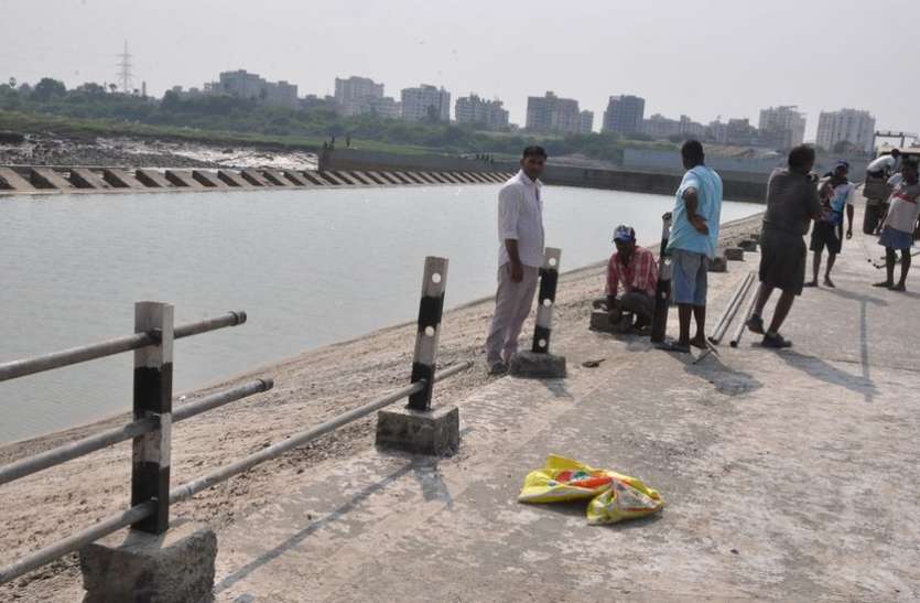 पानी उतरा, कोजवे को खोलने की तैयारी कोजवे की कैनाल पर बिछ रहा लोहे का जाल