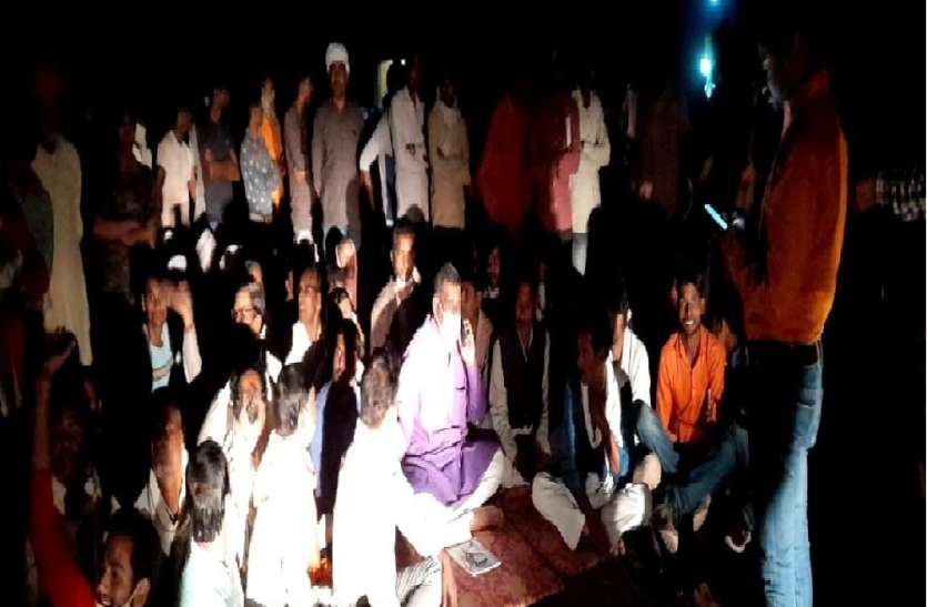 धान क्रय केंद्रों पर धांधली को लेकर धरने पर बैठे बीजेपी विधायक, सैकड़ों किसानों के समर्थन में किया रोड जाम धान क्रय केंद्रों पर धांधली को लेकर धरने पर बैठे बीजेपी विधायक, सैकड़ों किसानों के समर्थन में किया रोड जाम
