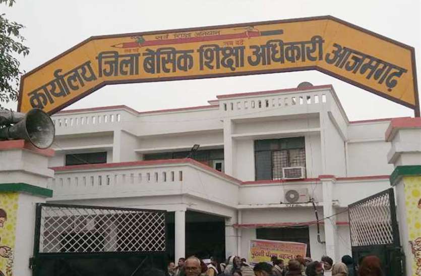 azamgarh news स्वेटर वितरण के टेंडर में बीएसए ने सहयोगी के साथ मिलकर किया बड़ा फ्राड