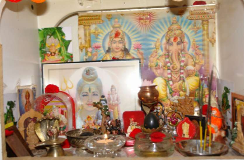 home_temple.jpg घर के मंदिर में कभी भूलकर भी ना करें ये तीन गलतियां, वरना बर्बाद हो जाएंगी जिंदगी