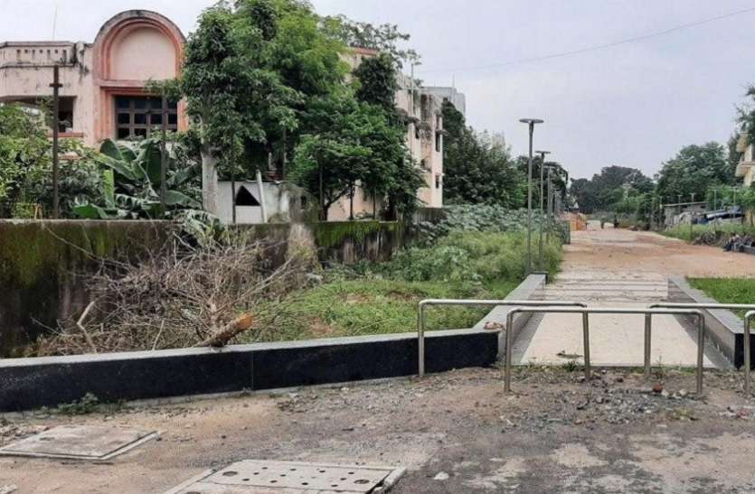 Non-motorized track बनने से पहले ही टूटने-बिखरने लगा नॉन मोटराइज्ड ट्रैक