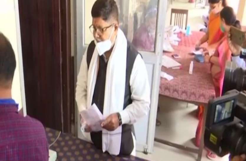 Bihar Assembly Election Bihar Election: पीठासीन अधिकारी की हार्ट अटैक से मौत, इन दिग्गजों ने डाला वोट
