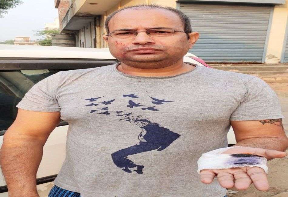 हथियार की नोक पर चिकित्सक परिवार को बंधक बनाकर घर में लूट