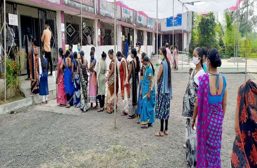 उम्मीदवारों का भविष्य ईवीएम में बंद उम्मीदवारों का भविष्य ईवीएम में बंद
