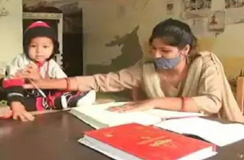 agra-1.jpg दस माह के बच्चे को गोद में लेकर ड्यूटी कर रही आगरा की पूनम पति कर रहे सीमा पर देश की रक्षा