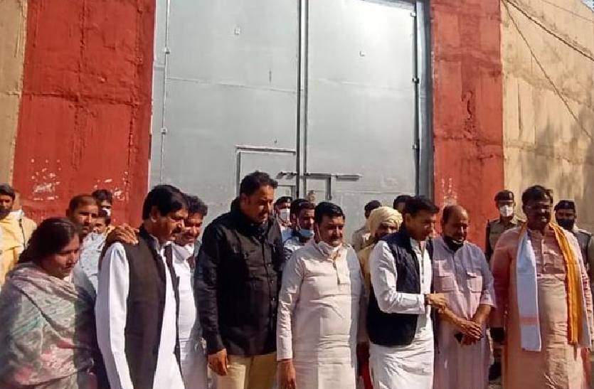 news कांग्रेस विधायक के सामने रो पड़े कंप्यूटर बाबा, कहा - 'बाथटब, क्रीम की बात झूठ, मिली बंदूक का लाइसेंस है मेरे पास'