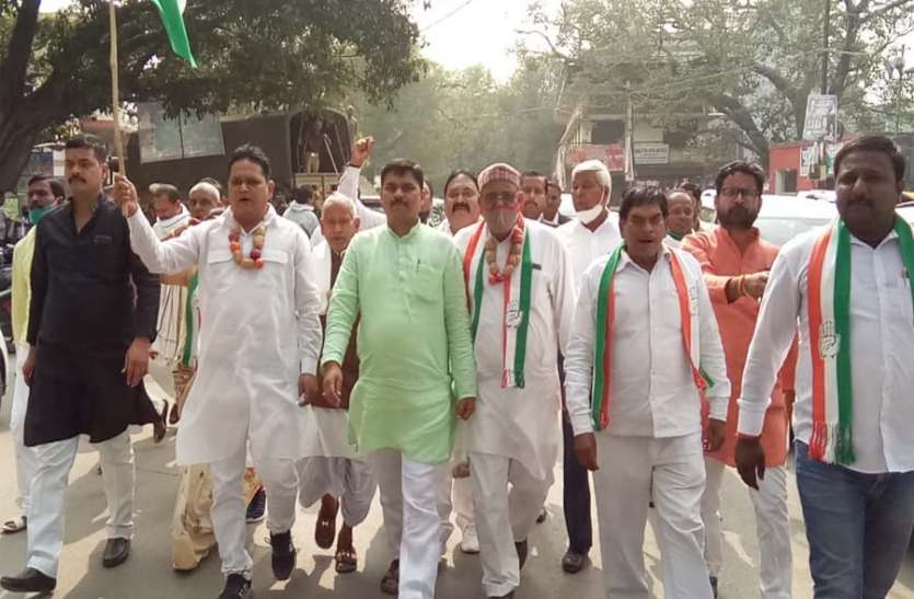azamgarh news आलू प्याज की माला पहन सड़क पर उतरे कांग्रेसी, योगी सरकार पर लगाया गंभीर आरोप