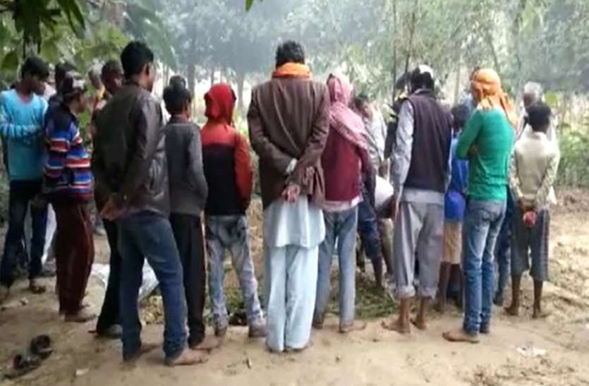 छह दिन पहले दफनाया शव मिला कब्र से बाहर, पास में मिली हरे रंग की चुनरी, जादू टोना का शक छह दिन पहले दफनाया शव मिला कब्र से बाहर, पास में मिली हरे रंग की चुनरी, जादू टोना का शक