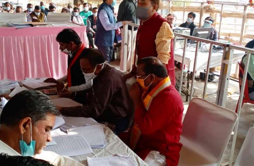 counting टूंडला उपचुनाव: नौ राउंड पूरे भाजपा की बादशहत बरकरार, दूसरे नंबर के लिए सपा—बसपा में जंग