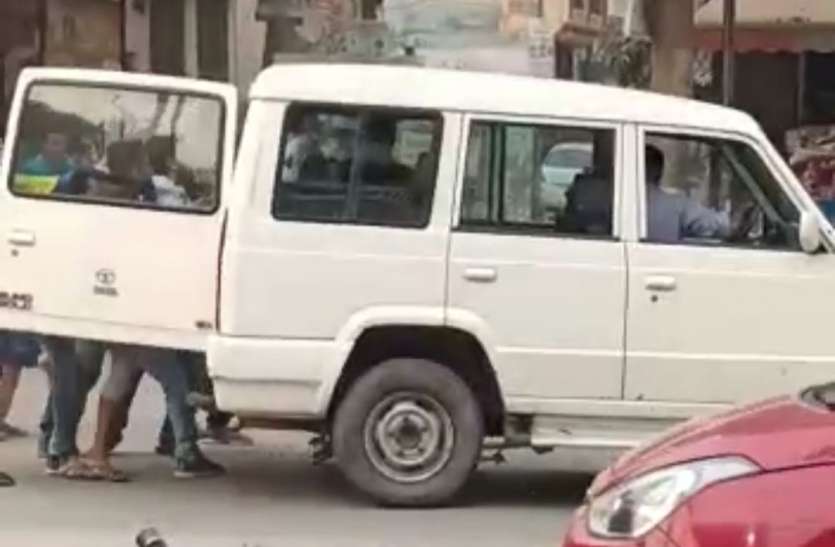 photo6147610665175591801.jpg युवक को जबरन उठाकर ले गए कुछ लोग, किडनैप समझ लोगों ने मचाया शोर, सच्चाई आई सामने तो उड़े होश