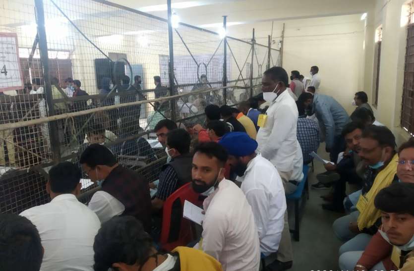 Counting place Mandhata Bye election result update live- चौथे राउंड में भाजपा 7215 वोट से आगे