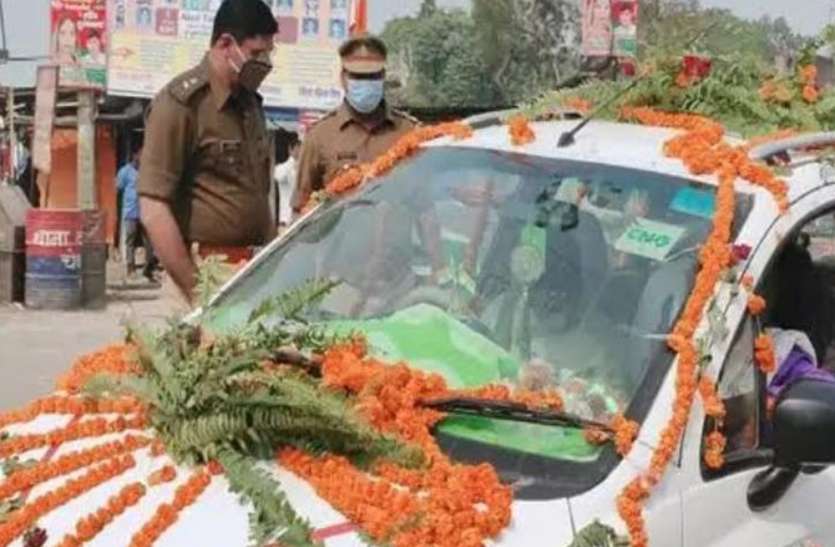 अचानक पुलिस गाड़ी देख वर-वधू घबरा गए, पर नाराज एसपी ने ऐसा गिफ्ट दिया की दोनों खुश हो गए अचानक पुलिस गाड़ी देख वर-वधू घबरा गए, पर नाराज एसपी ने ऐसा गिफ्ट दिया की दोनों खुश हो गए