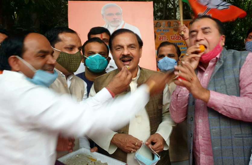 noida.jpg बिहार में भाजपा की जीत पर पूर्व केंद्रीय मंत्री ने नोएडा में मनाया जश्न, बताई जीत की वजह