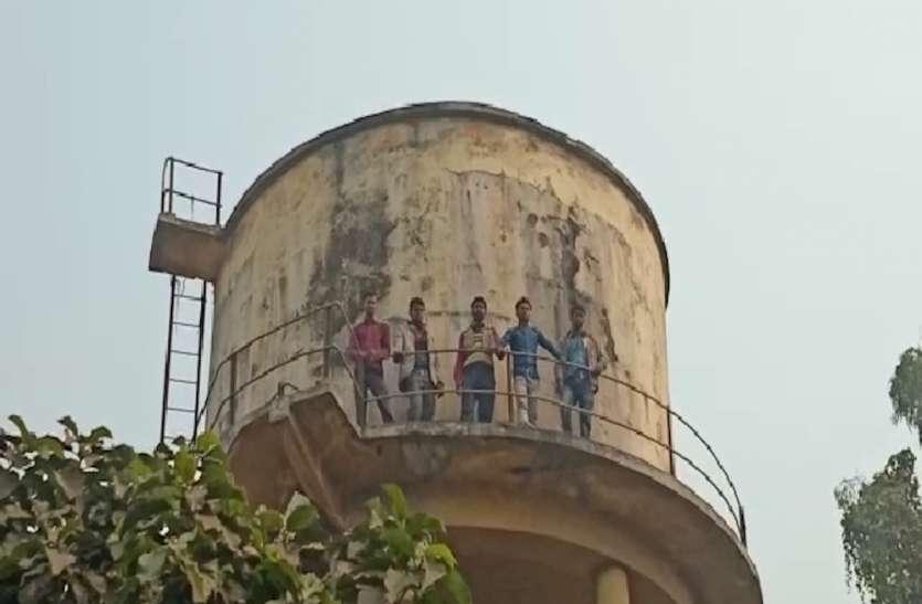 पानी की टंकी पर लगेगा ताला, यूपी सरकार ने कहा सीढ़ीयों पर लगा दें ताला ताकि न कर पाए कोई प्रदर्शन पानी की टंकी पर लगेगा ताला, यूपी सरकार ने कहा सीढ़ीयों पर लगा दें ताला ताकि न कर पाए कोई प्रदर्शन