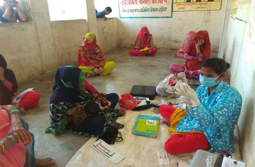 अमानक वैक्सीन के मामले में तीन कर्मचारियों को नोटिस थमाए अमानक वैक्सीन के मामले में तीन कर्मचारियों को नोटिस थमाए