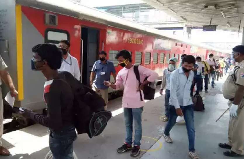 दिवाली और छठ पूजा पर रेलवे ने चलाईं ये 13 स्पेशल ट्रेनें, आज से कराएं रिजर्वेशन, देखें रूट और टाइम टेबल दिवाली और छठ पूजा पर रेलवे ने चलाईं ये 13 स्पेशल ट्रेनें, आज से कराएं रिजर्वेशन, देखें रूट और टाइम टेबल