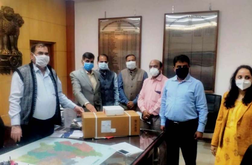 जिला कलक्टर चेतन देवड़ा की मौजूदगी में आरएनटी मेडिकल कॉलेज को ऑक्सी-सीपेप का सेट प्रदान करते सिक्योर मीटर के प्रतिनिधि कोरोना मरीजों के लिए सिक्योर ने आरएनटी को दिए 10 ऑक्सी सीपेप सेट