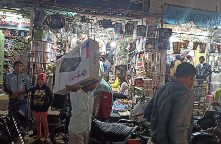 Shubh Deepavali: Dazzling shows in markets in Dhanteras, estimates of शुभ दीपावली: धनतेरस में बाजारों में दिखी रौनक, 15-20 करोड़ की बाजार खरीदी के अनुमान