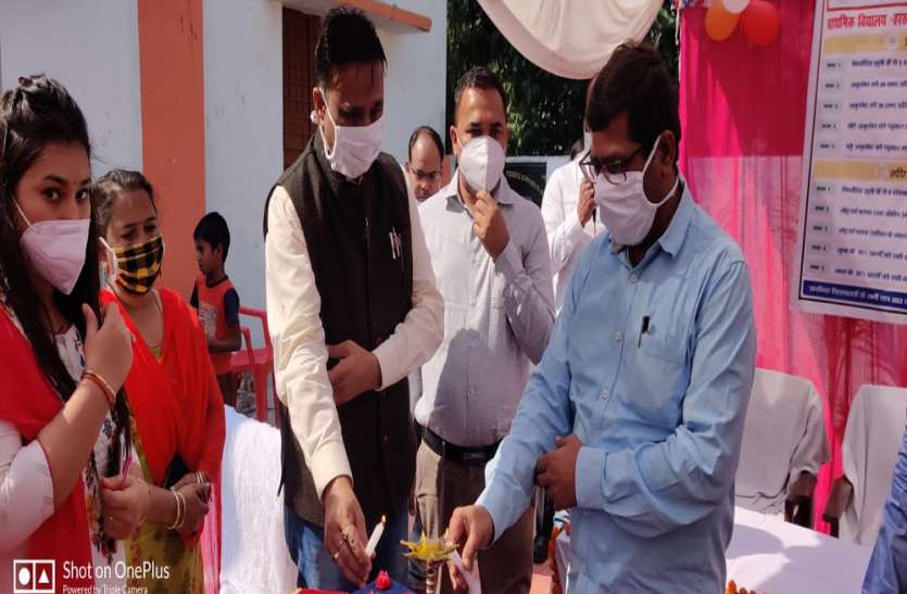 जिले के सभी ब्लॉकों में शुरू हुआ ड्राई राशन वितरण, खिल उठे लोगों के चेहरे जिले के सभी ब्लॉकों में शुरू हुआ ड्राई राशन वितरण, खिल उठे लोगों के चेहरे