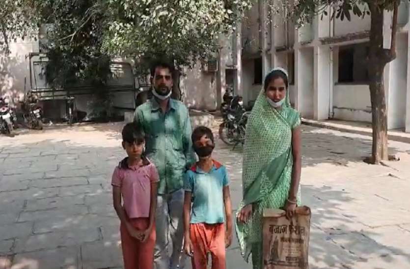 1_3.jpg हाई टेंशन विद्युत लाइन की चपेट में आने से उजड़ा गरीब का आशियाना, गरीब परिवार ने राज्यमंत्री से लगाई आर्थिक मदद की गुहार
