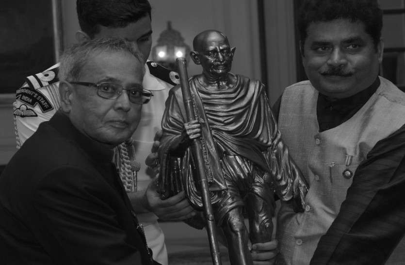 Governor expresses condolences on the death of Padmashree PrajaPati पदमश्री प्रजापति के निधन पर राज्यपाल ने जताई संवेदना