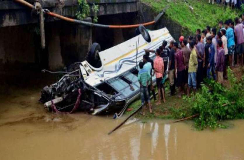 canal-bus.jpg Pakistan: खैबर पख्तूनख्वाह प्रांत में नहर में गिरा वाहन, 20 लोगों की मौत
