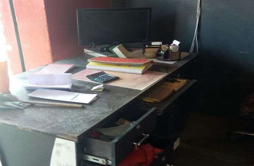 चोर सीसीटीवी कैमरे की hard disk भी ले गए चोर सीसीटीवी कैमरे की hard disk भी ले गए