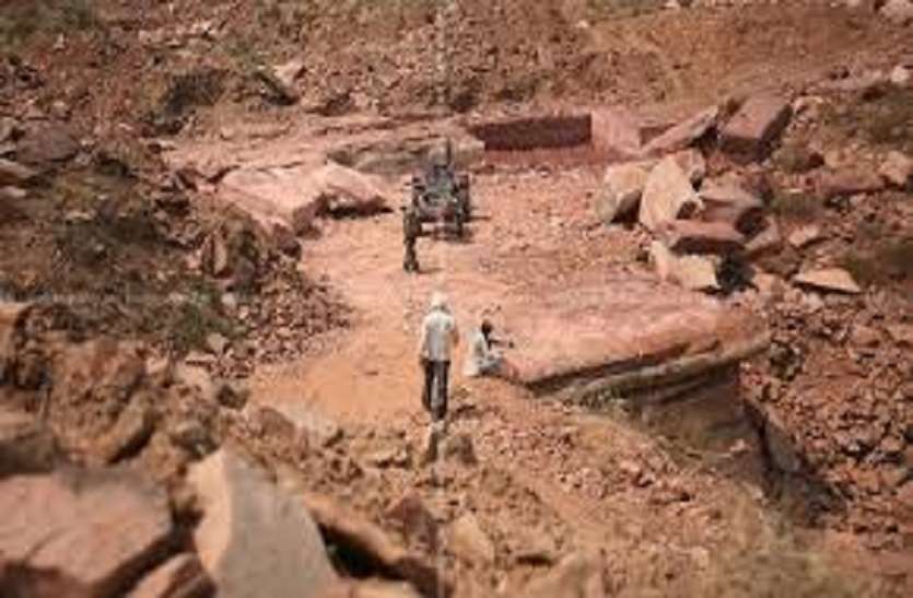 जिन लीजों में अवैध खनन कर माफिया ने लगाया सरकार को चूना, वहां पैनल्टी लगाने से बच रहे अफसर जिन लीजों में अवैध खनन कर माफिया ने लगाया सरकार को चूना, वहां पैनल्टी लगाने से बच रहे अफसर