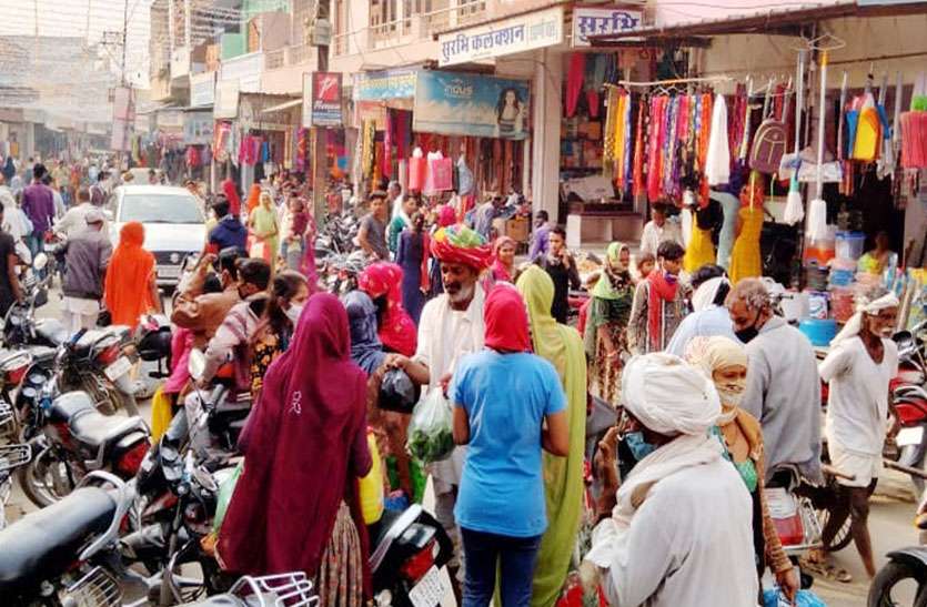दीपावली के त्योहार की तैयारियां जोरों पर, बाजारों में उमड़ी भीड़ दीपावली के त्योहार की तैयारियां जोरों पर, बाजारों में उमड़ी भीड़