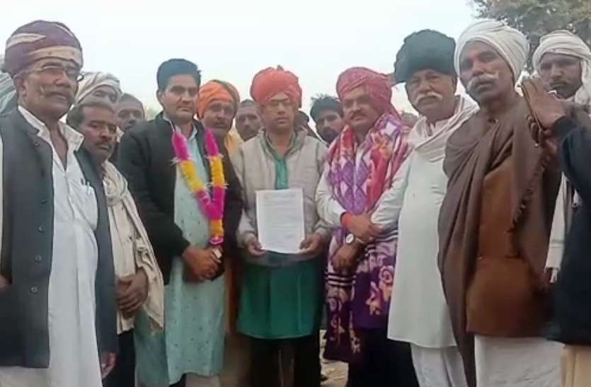 gurjar aandolan 2020 end गुर्जर आंदोलन: कर्नल के पुत्र विजय ने ट्रेक पर पढ़कर सुनाया सहमति पत्र, आंदोलन समाप्त की घोषणा