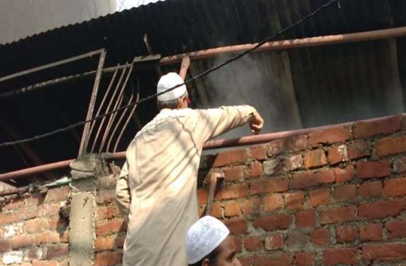 merut-1.jpg अचानक लगी आग तो घर में साे रही बच्ची काे निकालना भूल गई मां, जलकर माैत