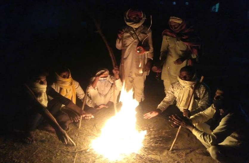 विभाग सोया चैन की नींद , ग्रामीण रातभर जागकर कर रहे पहरेदारी विभाग सोया चैन की नींद , ग्रामीण रातभर जागकर कर रहे पहरेदारी