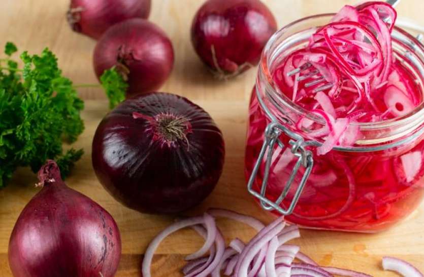 onion-raw.jpg Health Tips: कच्चा प्याज खाने से नहीं होंगी ये गंभीर बीमारियां, डाइट में जरूर करें शामिल