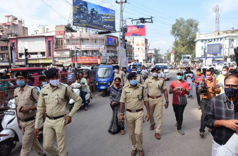 गस्त करते पुलिसकर्मी मथुरा पुलिस उधर कर रही थी गस्त,इधर चोर दुकान से लाखों के मोबाइल कर रहे थे पार