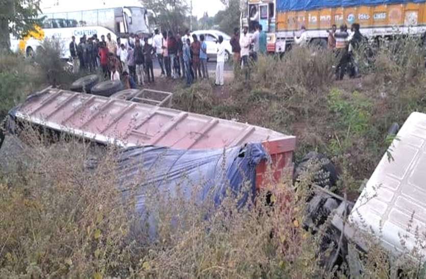 धनतेरस पर भीषण हादसा : दिवाली मनाने जा रहे रीजनल मैनेजर की कार पर पलटा ट्राला, दर्दनाक मौत धनतेरस पर भीषण हादसा : दिवाली मनाने जा रहे रीजनल मैनेजर की कार पर पलटा ट्राला, दर्दनाक मौत