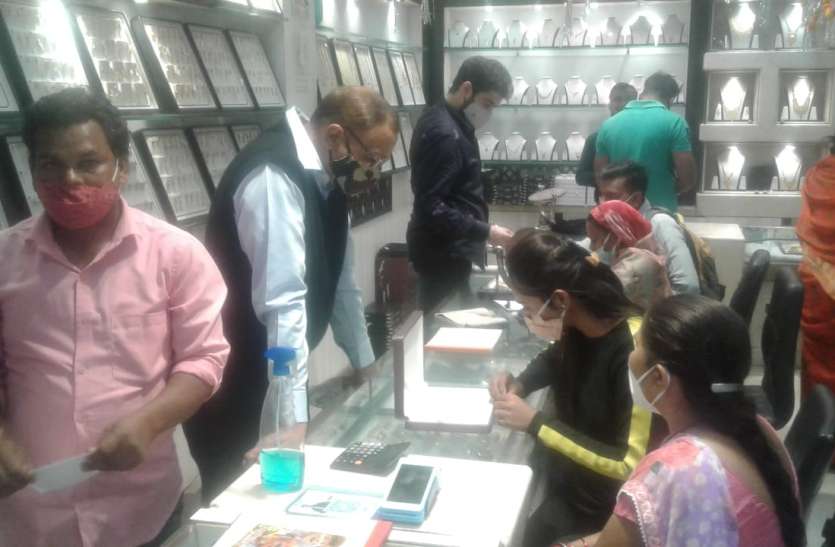 कोरोना से बचाव के लिए एक ओर दुकानदारों ने मास्क सैनिटाइजर सोशल डिस्टेंस आदि पर अमल किया मास्क, सेनेटाइजर और सोशल डिस्टेंस के सुरक्षा कवच से दौड़ा दीपावली का बाजार