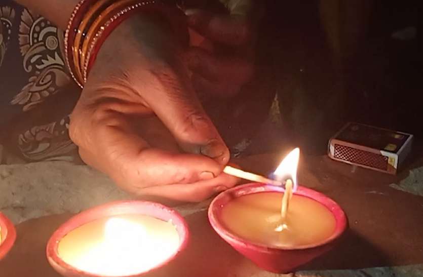 कभी मौत बांटता था चैनपुरवा गांव, अब इकोफ्रैंडली दियों और मौमबत्ती से बिखेर रहा रोशनी कभी मौत बांटता था बाराबंकी का चैनपुरवा गांव, अब इकोफ्रैंडली दियों और मौमबत्ती से बिखेर रहा रोशनी