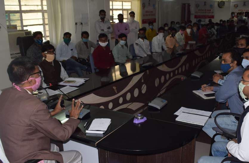 Instructions given to ration dealers and e-friend operators, suspension proceedings will be done for violation राशन डीलर्स व ई मित्र संचालकों को दिए निर्देश , अवहेलना पर होगी निलंबन की कार्यवाही