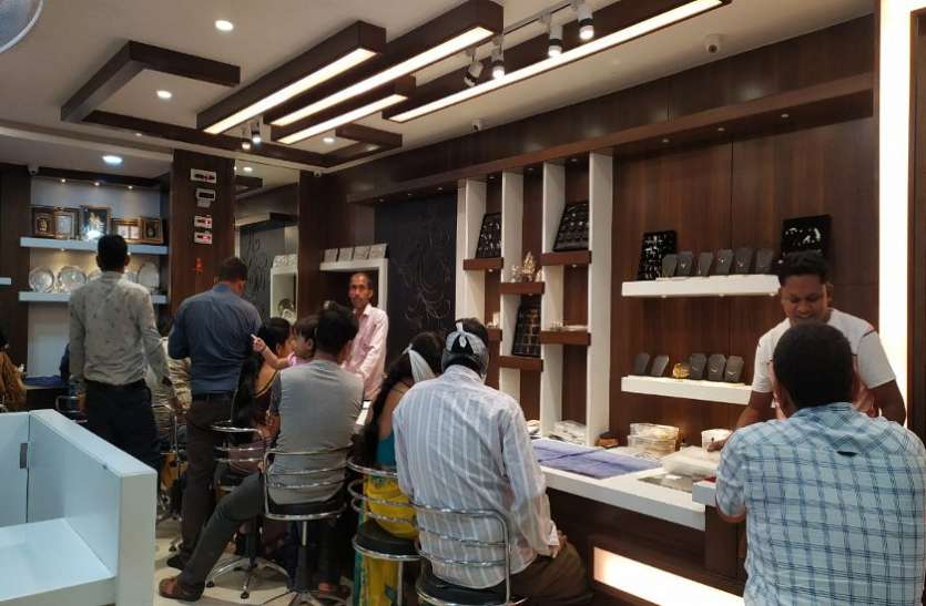 धनतेरह में खूब हुई धन वर्षा, व्यापारियों के चेहरे खिले धनतेरह में खूब हुई धन वर्षा, व्यापारियों के चेहरे खिले
