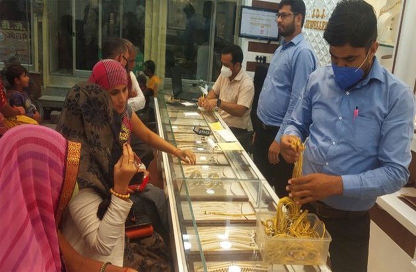 शादी-ब्याह को लेकर सर्राफा में लोटी रोनक सर्राफा बाजार में खरीदारी जोरों पर