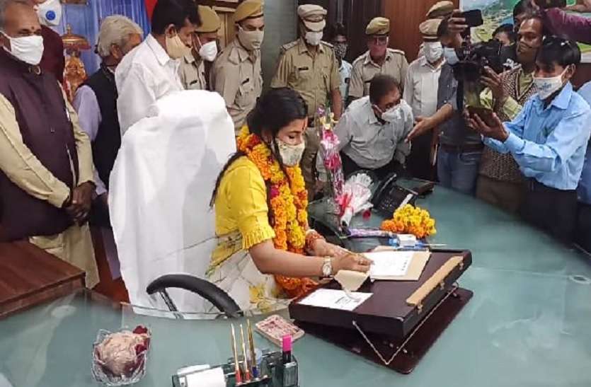 मेयर सौम्या ने धनतेरस पर संभाली कुर्सी, 'ग्रेटर' में आर्थिक संकट दूर करना बड़ी चुनौती मेयर सौम्या ने धनतेरस पर संभाली कुर्सी, 'ग्रेटर' में आर्थिक संकट दूर करना बड़ी चुनौती